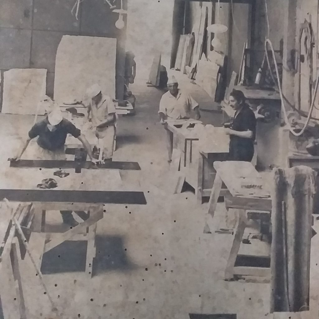 Grupo de trabajadores en un taller de Marmolería